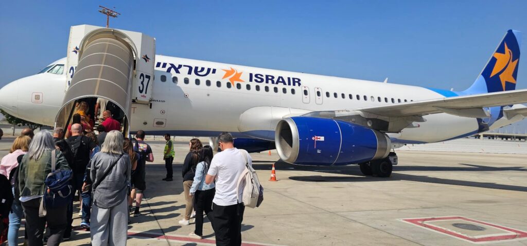 עובדי חברת נמל מספנות ישראל עולים למטוס ישראייר מנמל תעופה בן גוריון לטיסה ישירה לבודפשט